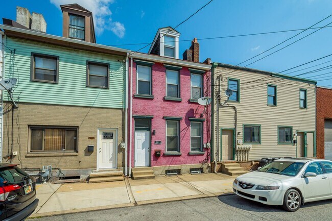 Building Photo - Stunning 3 bedroom home in South Side avai...