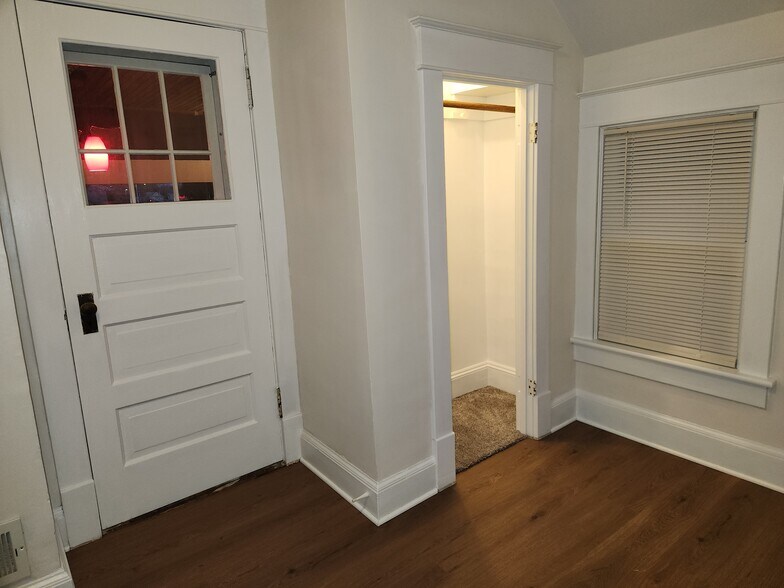 Building Photo - 614 Isabella St