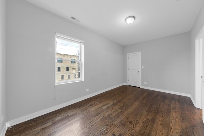 Building Photo - Little Village Rehab in a Great Location