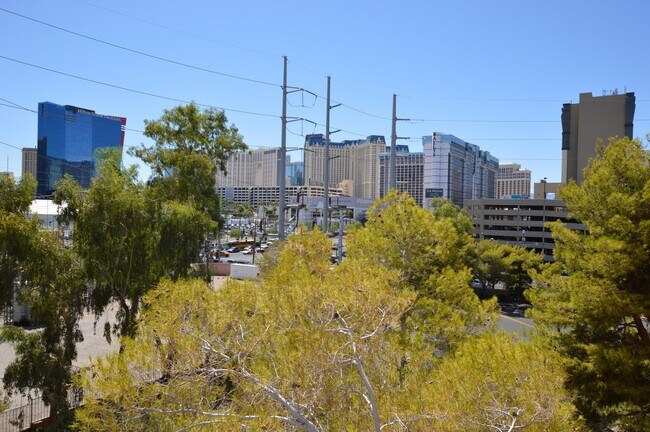 Building Photo - 220 E Flamingo Rd