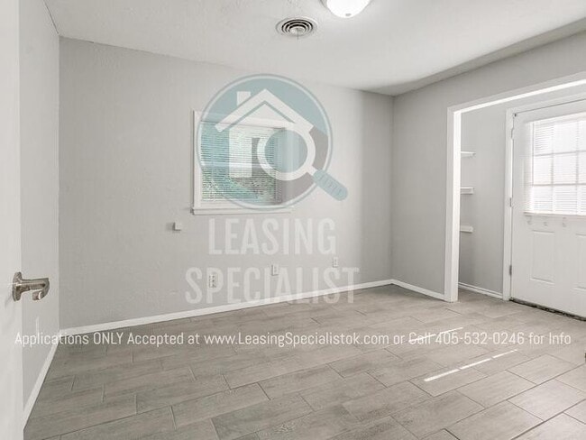 Building Photo - Adorable Custom 2 Bed Bungalow House Available to Prelease for August 2026!