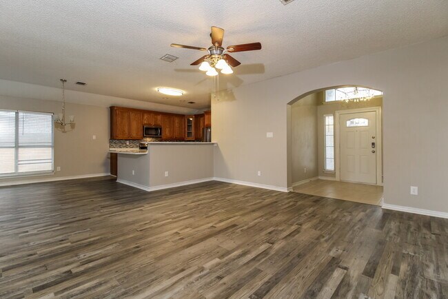 Building Photo - 5912 Hillview Dr