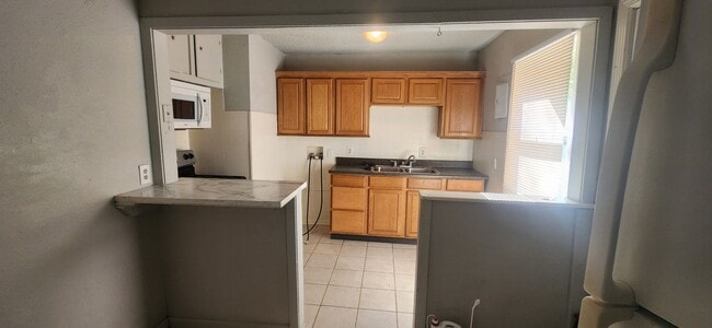 Building Photo - Spacious 2 bedroom and 1 Bath home in Sout...