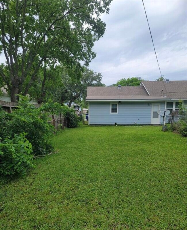 Building Photo - 701 18th Ave N