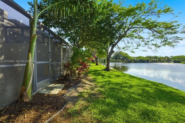 Building Photo - 10941 N Lakeview Dr