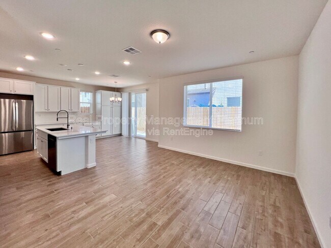 Building Photo - 6596 E Cresthaven Dr