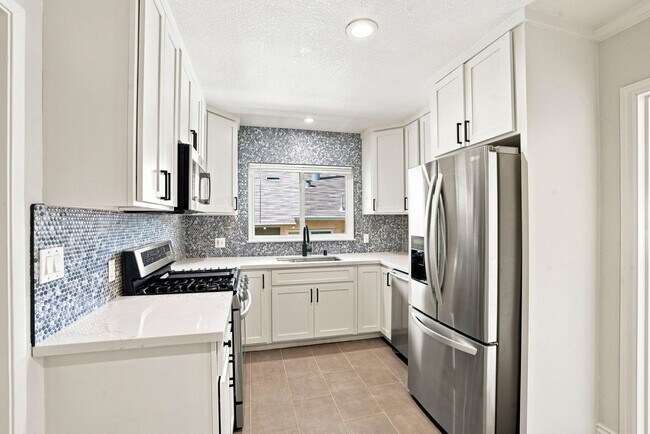 Building Photo - Sun-Drenched Lakeshore Living