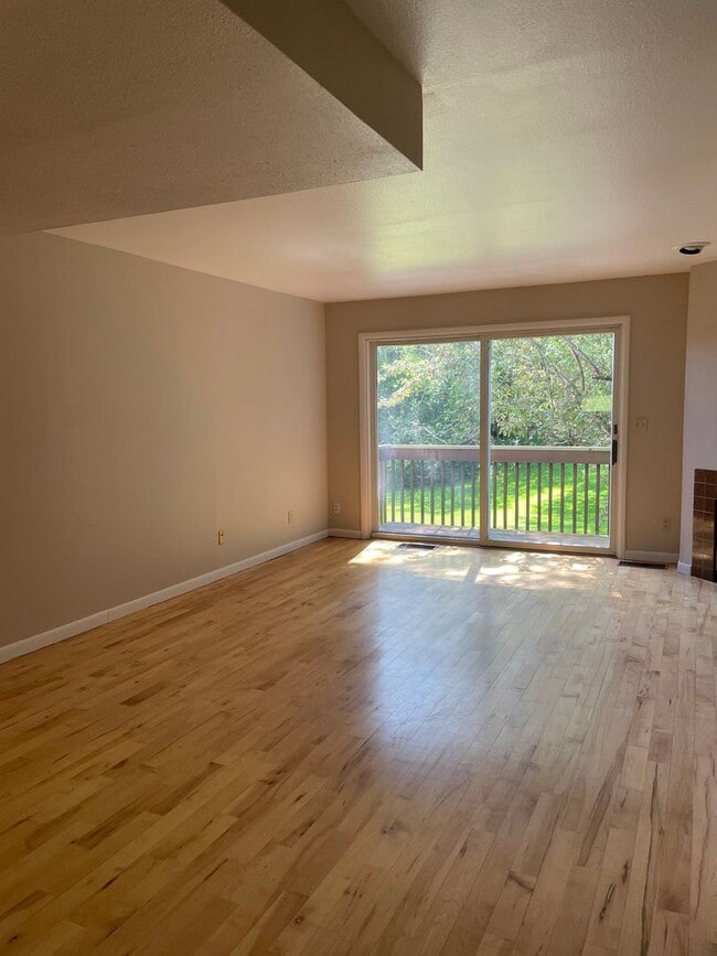 Building Photo - 2 Bed/1.5 Bath Condo Close to UIHC!