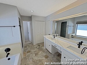 Building Photo - 16918 Summer Creek Dr