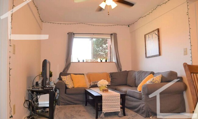 Building Photo - Great 2-bed with Pool!  Ht + HW Incl., 2 Parking Spots Included.  Cat Friendly