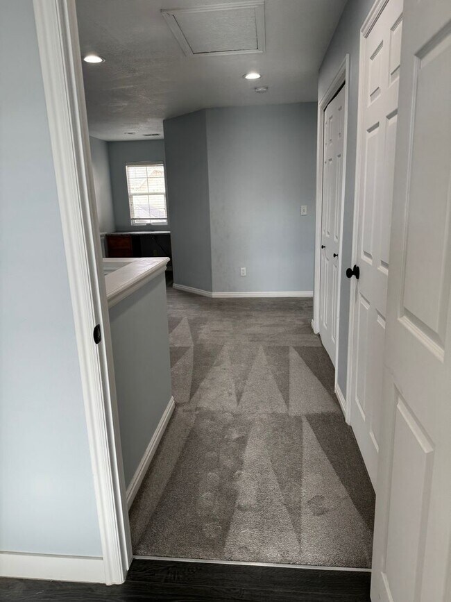 Building Photo - Townhouse with Spacious layout and convien...