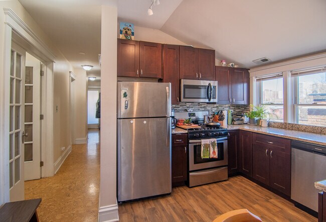Building Photo - 1252 W Elmdale Ave