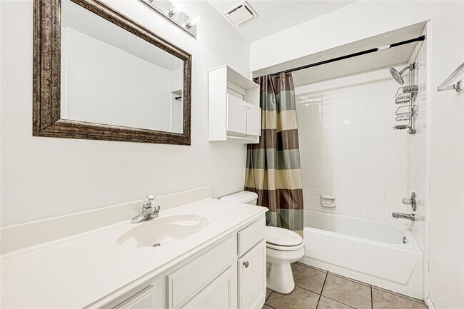 Building Photo - 1273 El Camino Village Dr