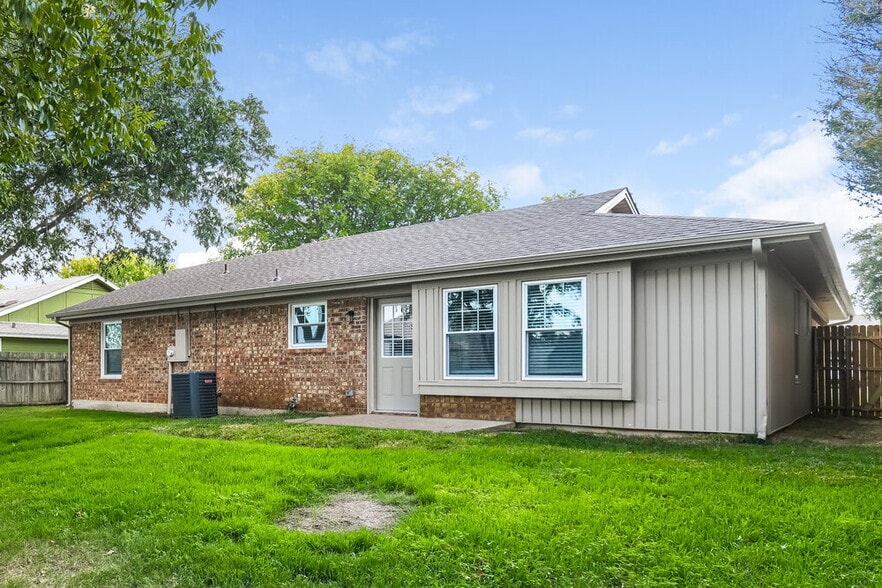 Building Photo - 1032 W Hills Terrace