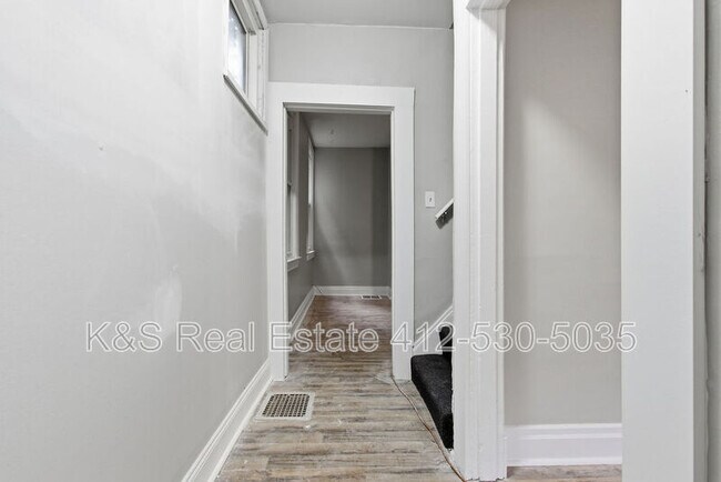 Building Photo - 27 E Orchard Ave