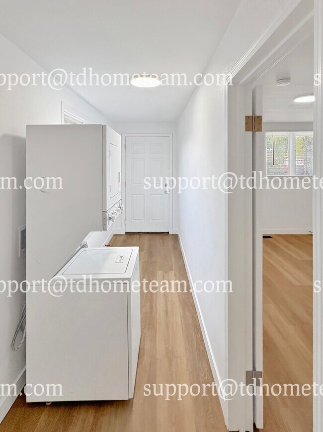 Building Photo - "Charming 3-Bed Home with 2 Baths in the H...