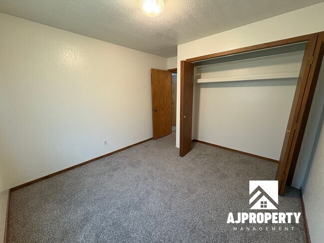 Building Photo - 5801 W Coughran Ct