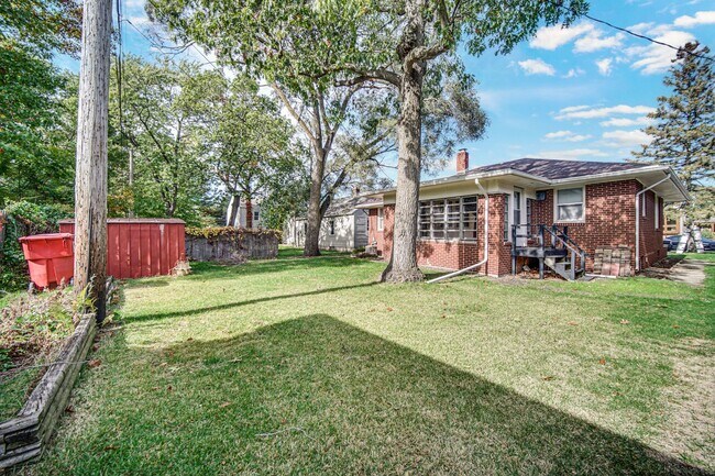 Building Photo - Charming Custom Home in Miller Beach!