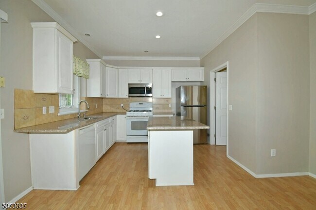 Building Photo - 65 Vones Ln