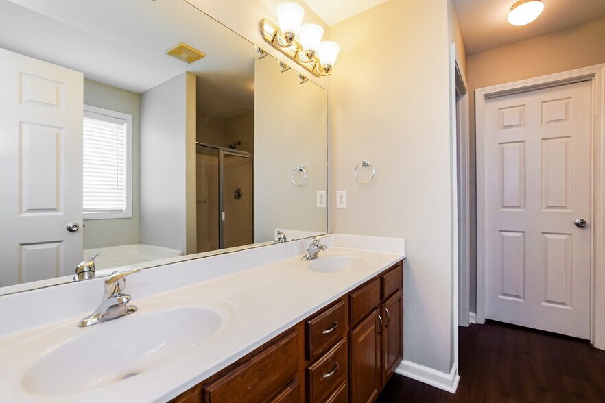 Building Photo - 610 Crosstie St