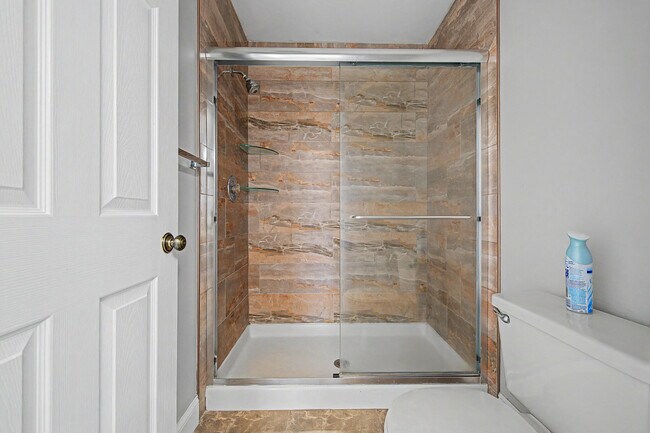 Building Photo - 3386 Lucerne Park Dr