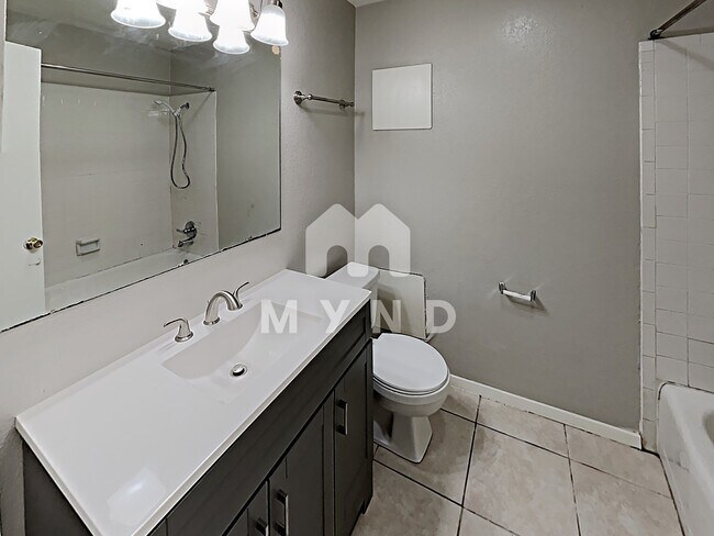 Building Photo - 3818 Heatherbrook Dr