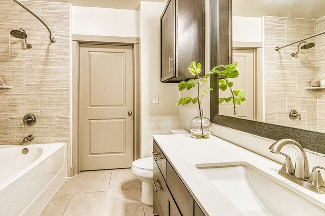 Building Photo - Modern Living in Houston’s Heart