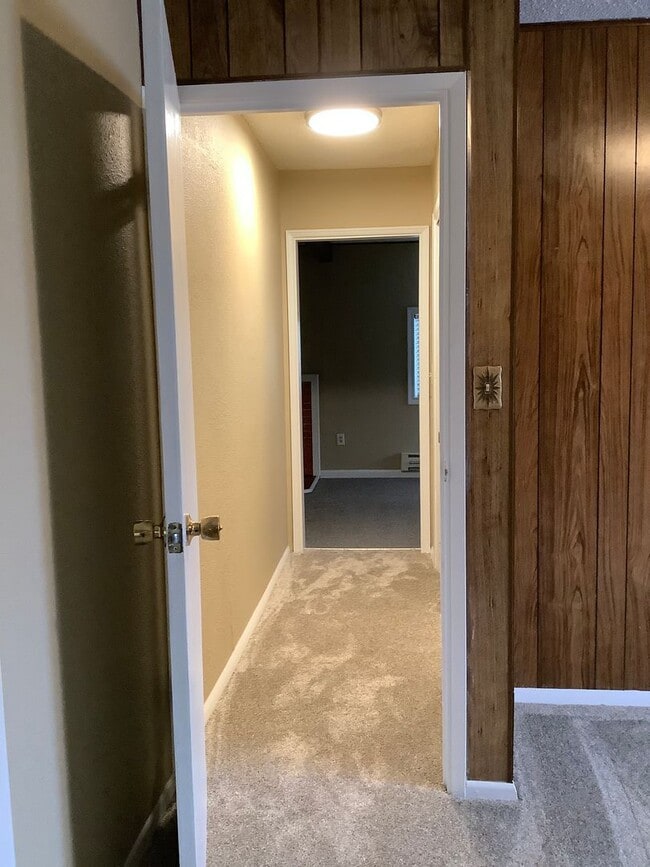 Building Photo - RENOVATED 3 BED 2 BATH 1 STORY RAMBLER - E...