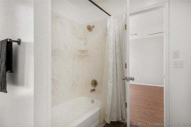 Building Photo - Beautifully Updated Broken Arrow Home!
