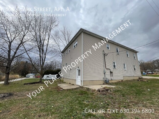 Building Photo - HUGE, REMODELED 3BR, 1BA with in unit wash...