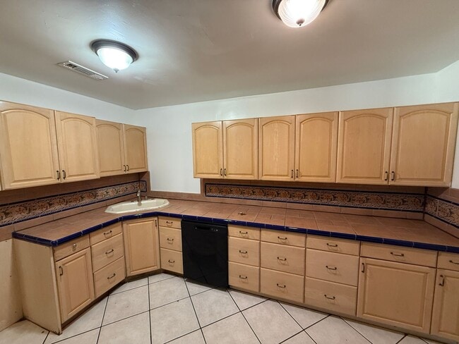 Building Photo - Huge 7 bed 3 bath house on Adobe