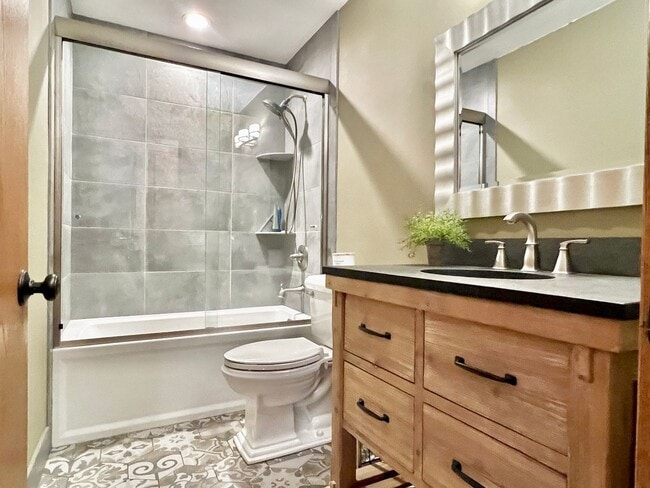 Building Photo - Sophisticated Condo Retreat on Old Mission Peninsula