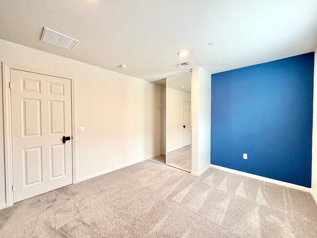 Building Photo - Move-In Ready 3 Bedroom 2.5 Bathroom Home with Loft, SOLAR & Modern Upgrades