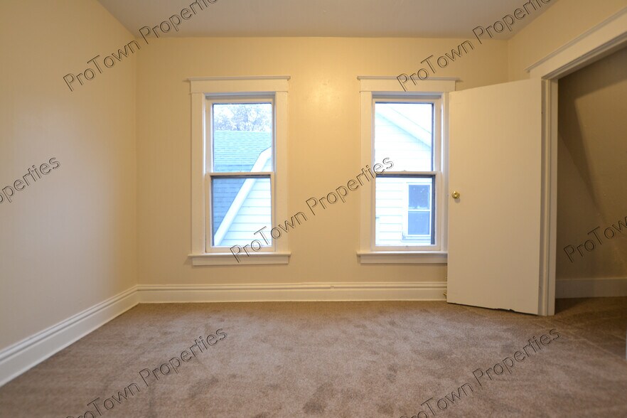 Building Photo - 724 E Washington St