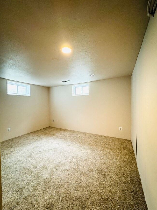 Building Photo - Large 3 Bed, 3 Bath House In Greeley - 4 bonus rooms in basement!