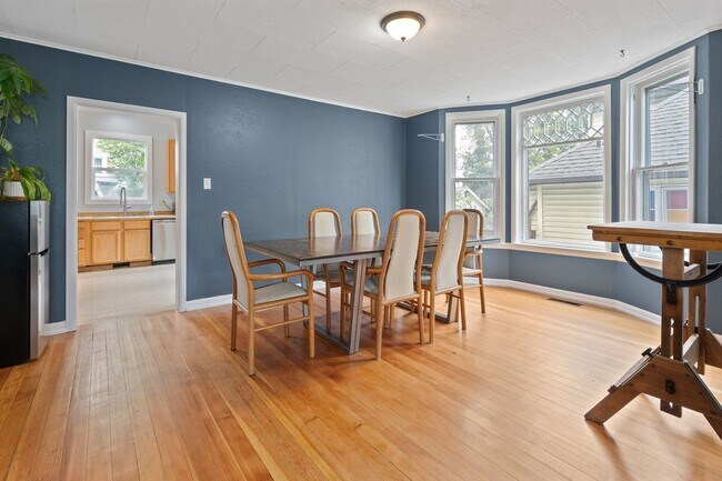 Building Photo - Spacious 4BR Turn-of-the-Century Charmer in the Heart of Bremerton!