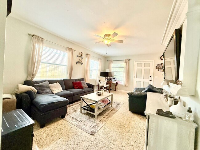 Building Photo - Bright & cozy 2bedroom 1bath home with out...