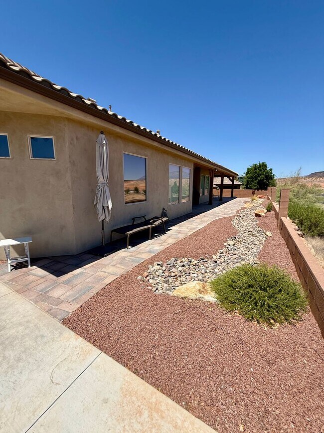 Building Photo - Beautiful Five-Bedroom Home in Tonaquint V...