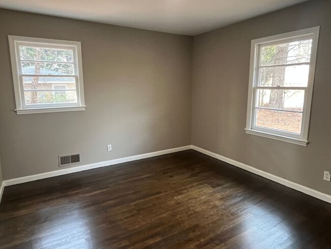 Building Photo - 2 Bedroom 1 Bath Duplex