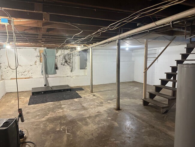 Building Photo - Spacious 2 Bedroom/1 Bath Home