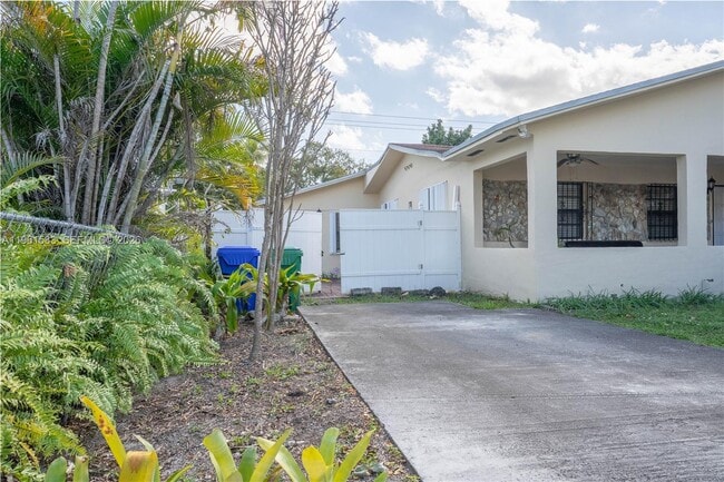 Building Photo - 4350 SW 5th St