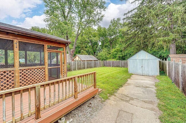 Corner View of Fenced in Backyard - 6604 Buckingham Plz