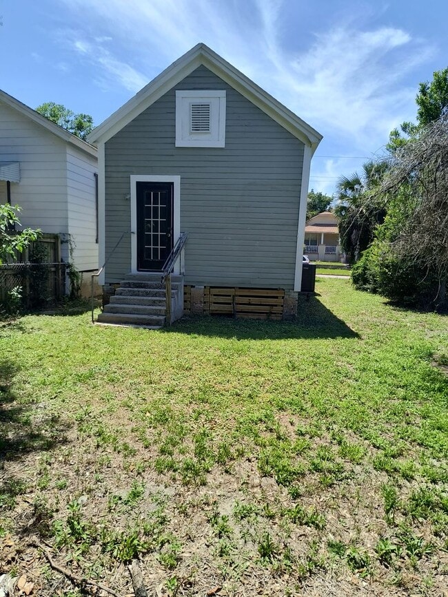 Building Photo - 2 Bed 1 Bath Home only $850 month
