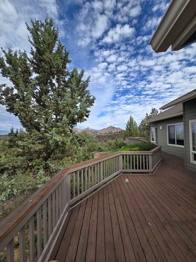 Building Photo - Stunning Views, Executive Home in Equestrian Meadows Redmond