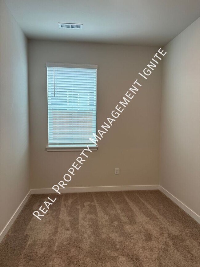 Building Photo - 21237 SE Pelee Dr