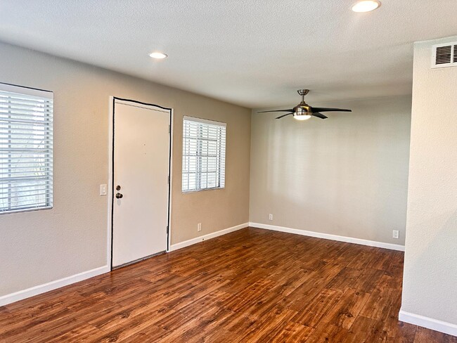 Building Photo - 774 Eastshore Terrace