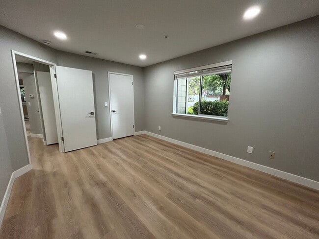Building Photo - Sophisticated 2BR Walnut Creek Residence –...