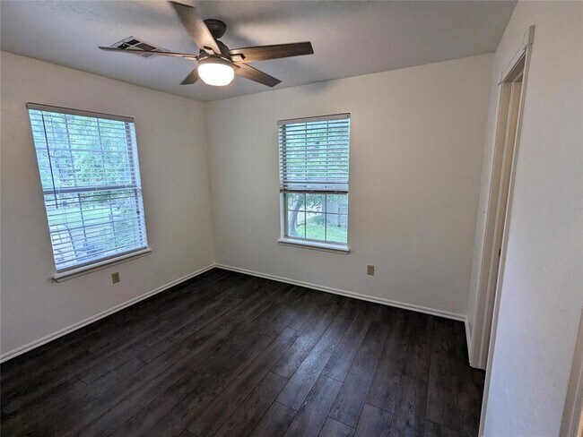 Building Photo - 420 W Comanche St