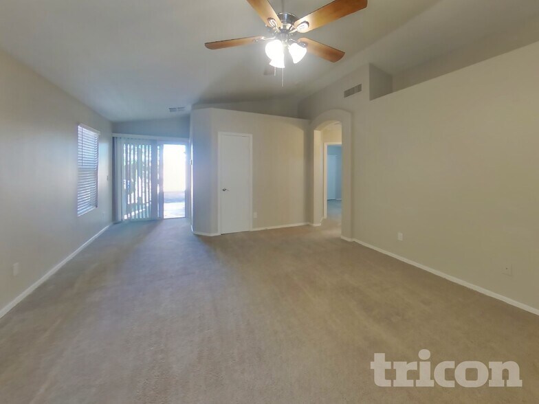 Building Photo - 4005 E La Salle St