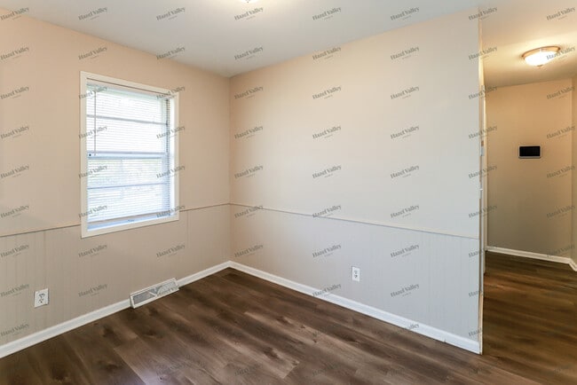 Building Photo - 5617 N Smalley Ave